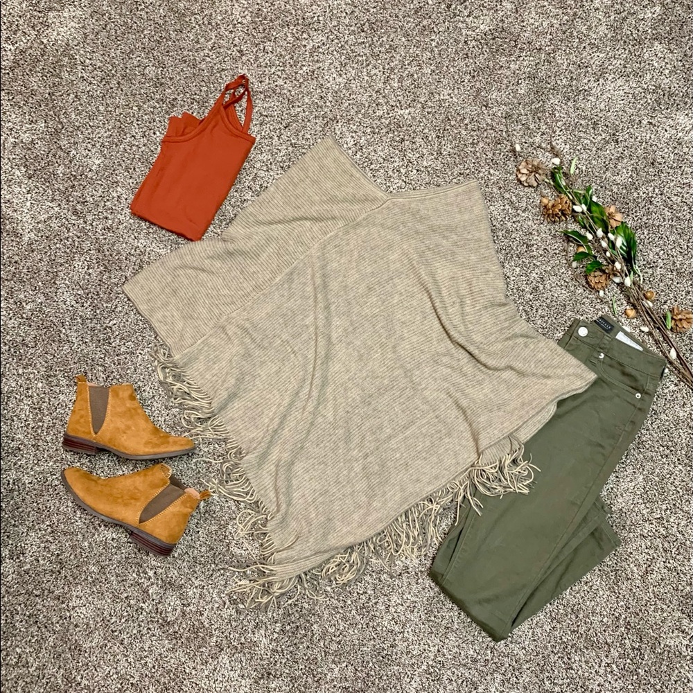 Steve Madden Knitted Fringe Neutral Grey Beige Sweater Cape Poncho One Size